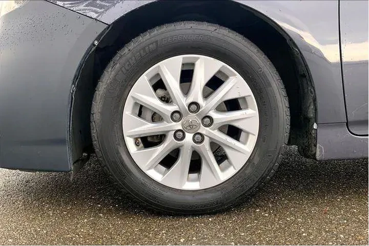 $12985 : Toyota Prius Plug-in Hybrid image 9