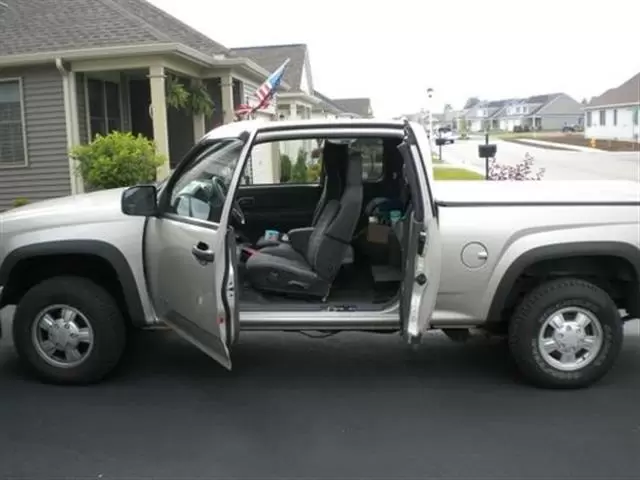 $3000 : 2006 Chevrolet Colorado LS image 2