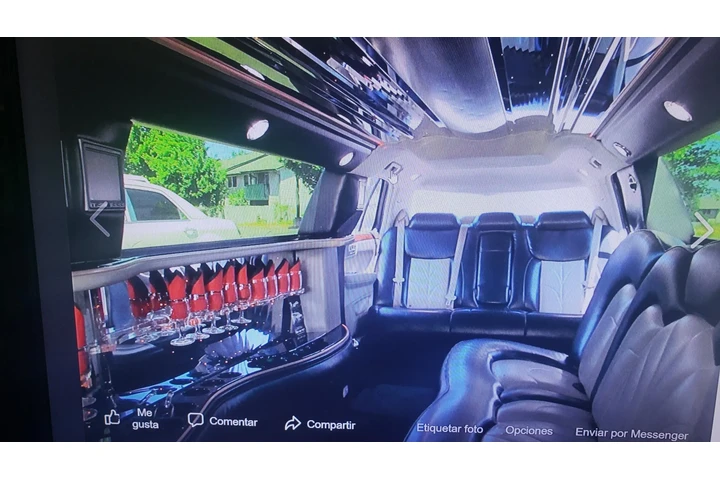 $9000 : Cadillac Limousine DTS 12 pass image 1