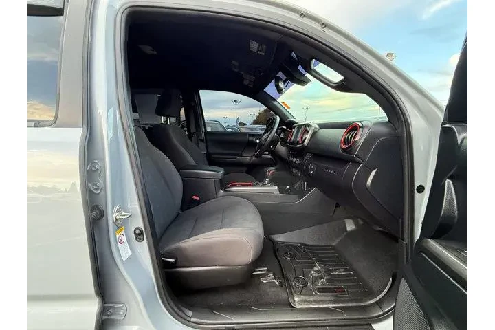 $32345 : Toyota Tacoma 2018 4x4 TRD P image 10