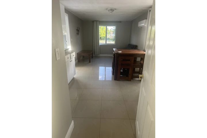 $1800 : Renta efficiency /  un cuarto image 4