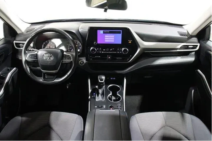 $38998 : Toyota Highlander 2024 LE 4d image 2