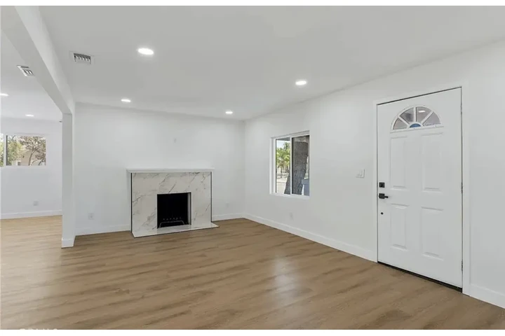 $1050 : beautiful newly remodeled home image 2