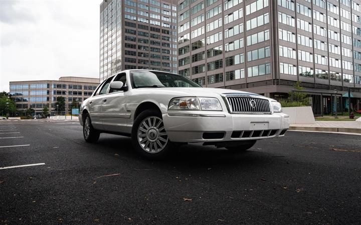 $10250 : 2010 MERCURY GRAND MARQUIS image 2