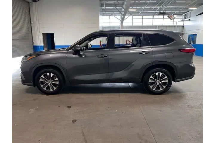 $25941 : Toyota Highlander 2021 XLE 4 image 6