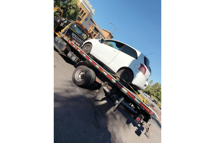 Castillo Towing image 4