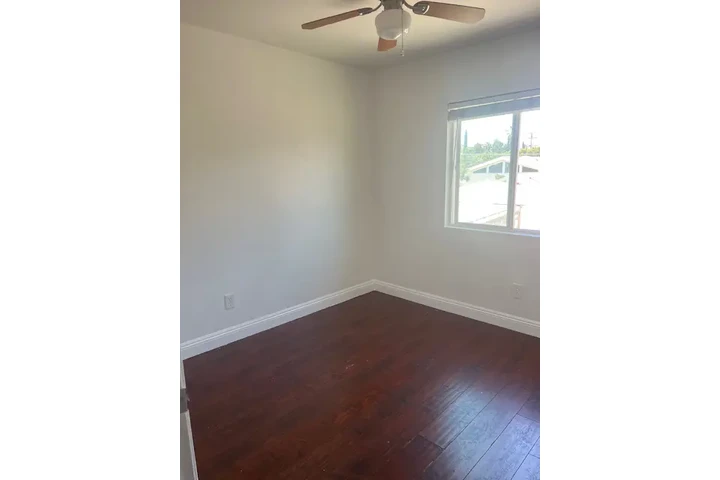 NORTH HOLLYWOOD APARTMENT image 5