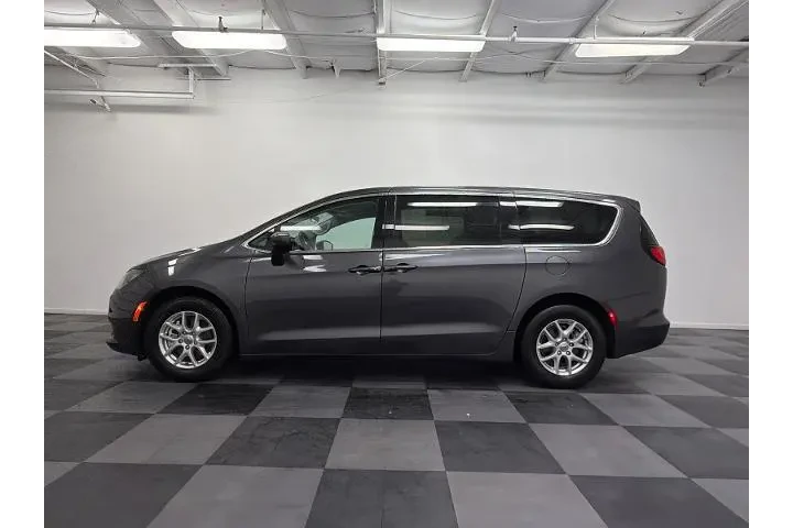 $22500 : Chrysler Voyager 2022 LX 4dr image 4