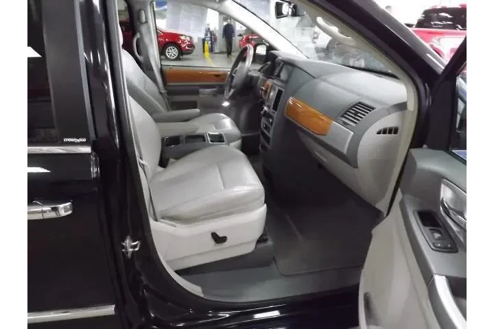 $9985 : Chrysler Town and Country 20 image 8