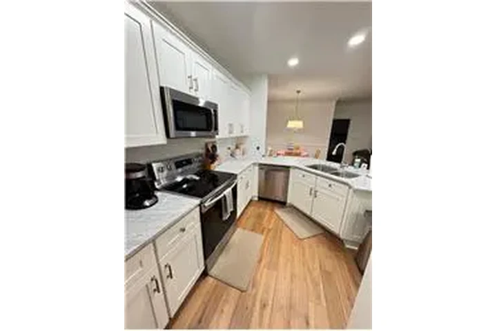 $2000 : Rental property with 2 bedro image 4