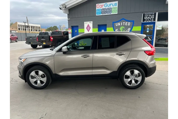 2022 XC40 T5 Momentum AWD image 8