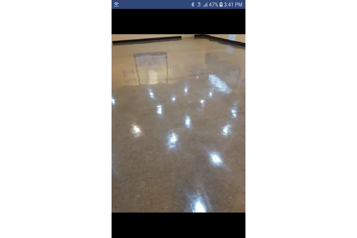 Lavado y encerado de pisos image 2