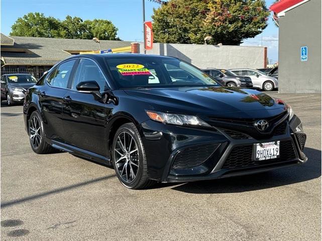 2022 Camry SE image 1