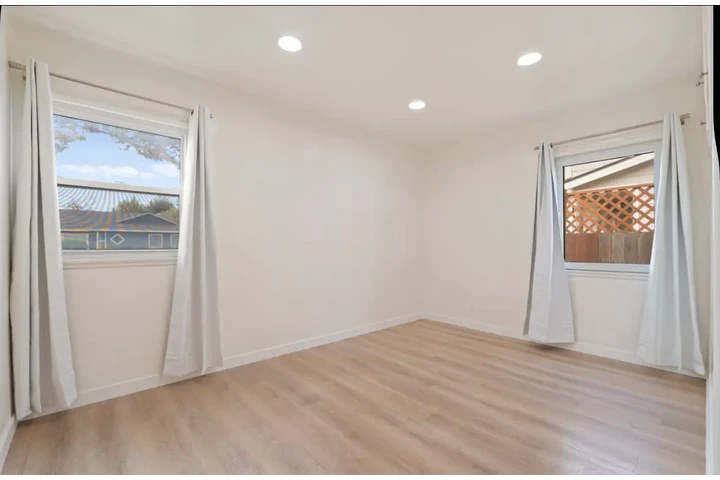 $2500 : 3 Bedroom Home  in Los Angeles image 7