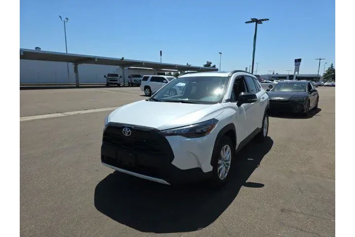 $33900 : Toyota Corolla Cross 2026 LE image 3