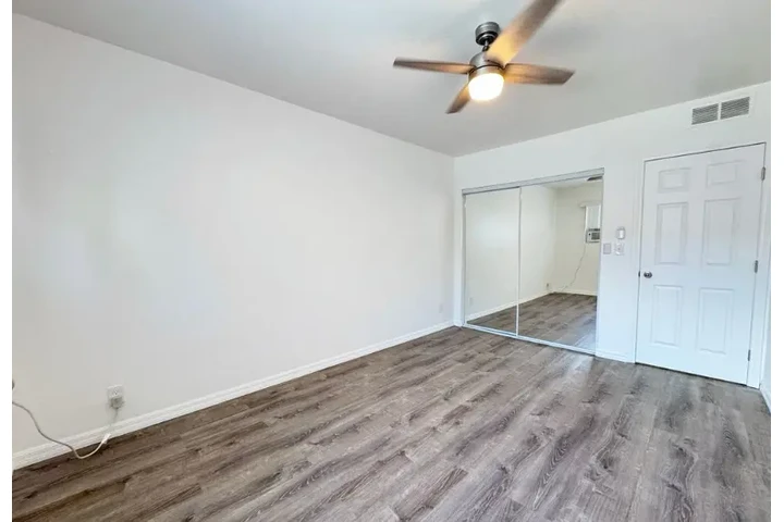 $1950 : 2 Bedroom Apt in James M Wood image 7