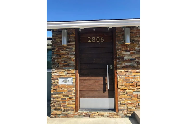 $2400 : Available 3Bed 2Bat in LA image 2