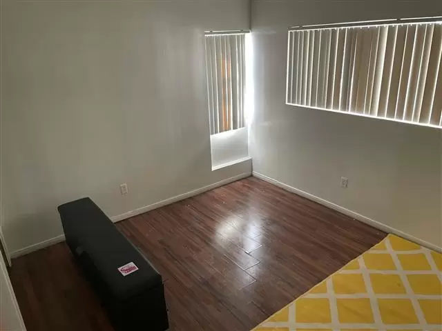 $1050 : cuarto en reseda todo incluido image 3