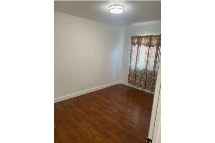 $800 : Cuarto De Renta 90001 image 1