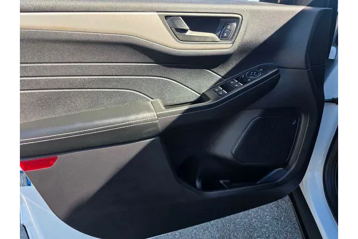 $20725 : Ford Escape 2022 SE 4dr SUV image 8