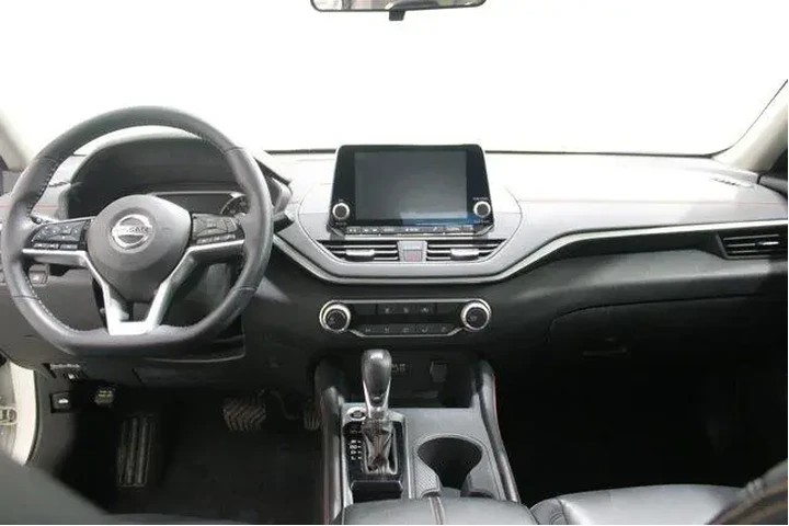 $20996 : Nissan Altima 2021 2.5 SR 4d image 2