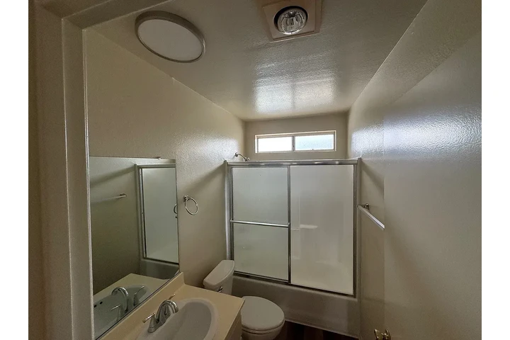 $2000 : Gorgeous 2 bed 1 Bath image 4