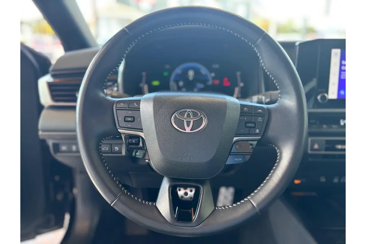 2025 Camry SE image 10