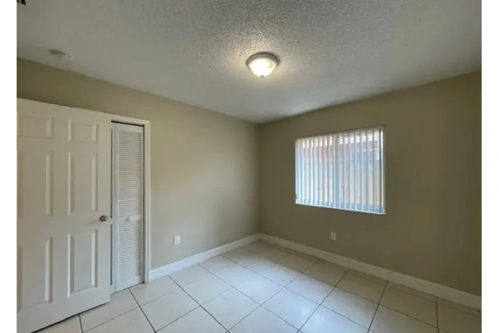 $2800 : 3Bedroom 2Bath House in Miami image 8
