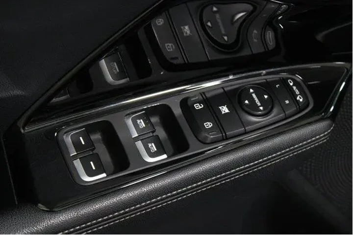 $20998 : Kia Niro Plug-In Hybrid 2020 image 4