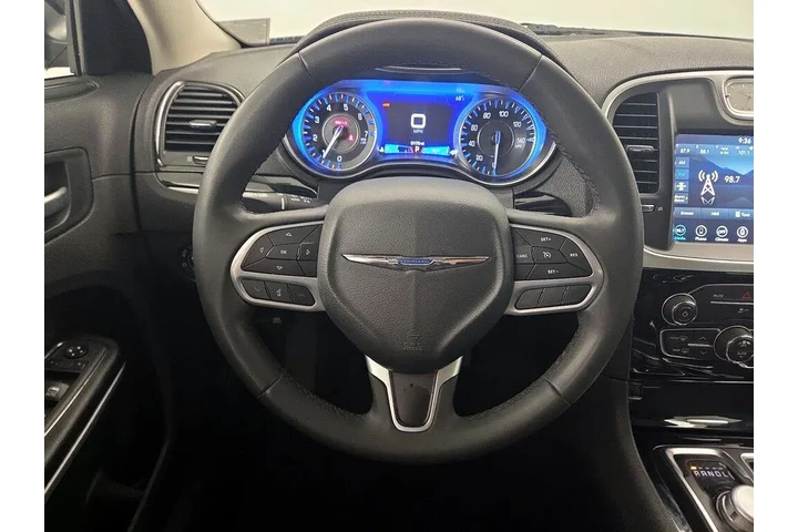 $22998 : Chrysler 300 2023 Touring 4d image 10