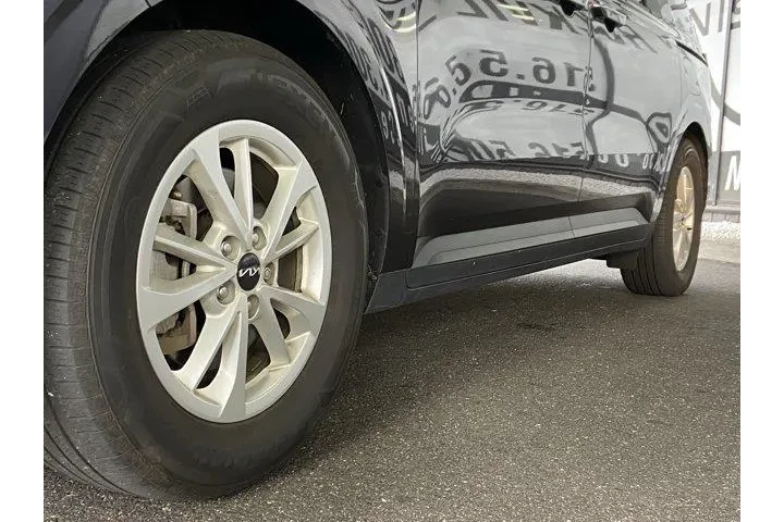 Kia Carnival 2024 LX 4dr Min image 10