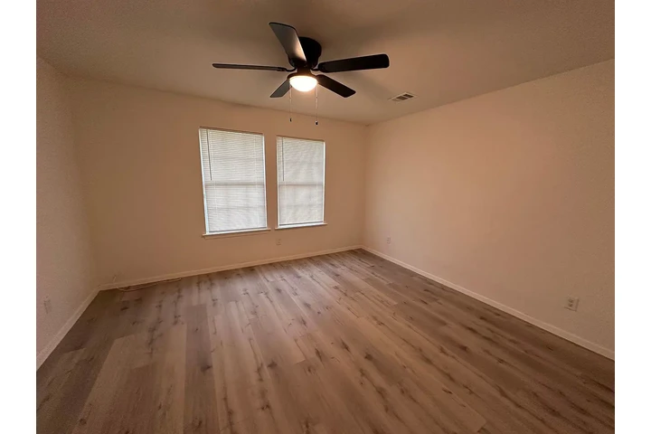 $800 : Beautiful craftsman style home image 7