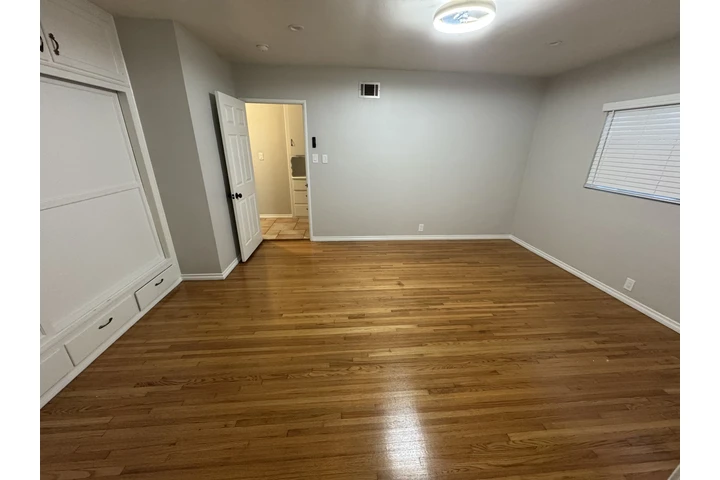 $1300 : RENTO CUARTO GRANDE BUENA ÁREA image 2