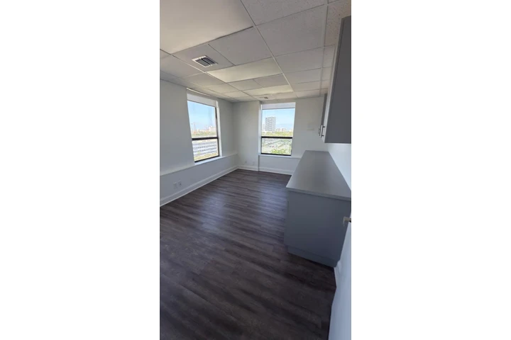 $900 : Coercial suite for rent image 2