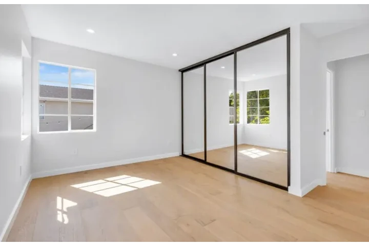 $2465 : 3Bedroom House in S Hoover St image 7