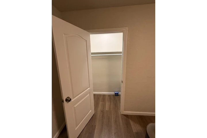 $1100 : Se renta cuarto image 2