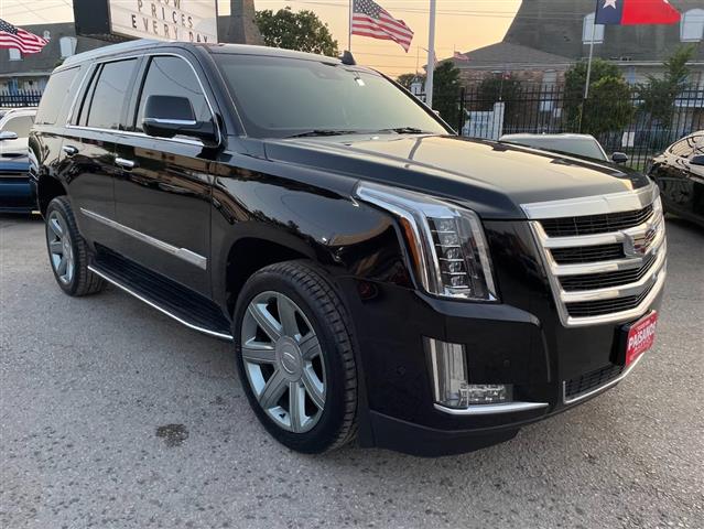 2017 Escalade 4WD 4dr Luxury image 2