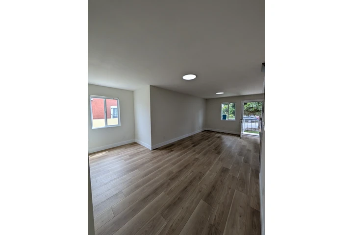 $3800 : 629 E 83rd St 90001 disponible image 2