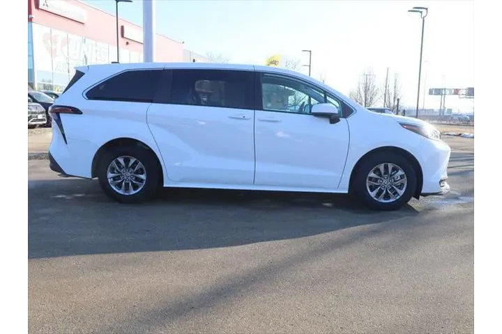 $38877 : Toyota Sienna 2025 LE 8-Pass image 10