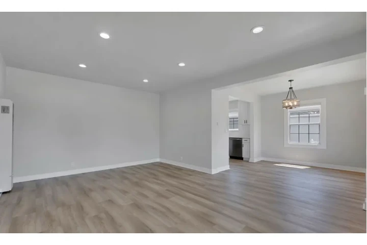 $1950 : Garage available image 2