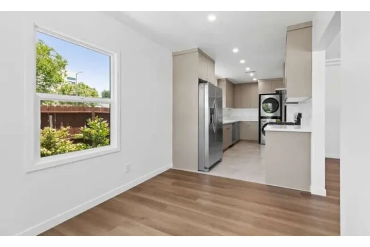 $2500 : 3Bed 2Bat Home in W Adams Blvd image 6