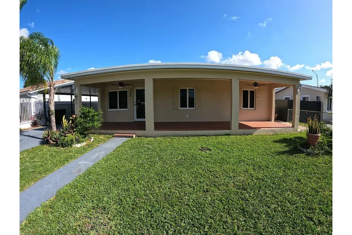 $800 : charming HOME ..Hialeah, FL image 1