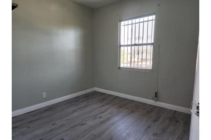 $1999 : Los Angeles- 80th St/ Vermont image 2