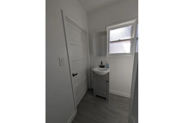 $1900 : AVAILABLE FOR RENT image 5