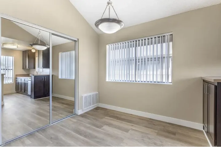 $2495 : 3 Bedroom Apt in koreatown LA image 6