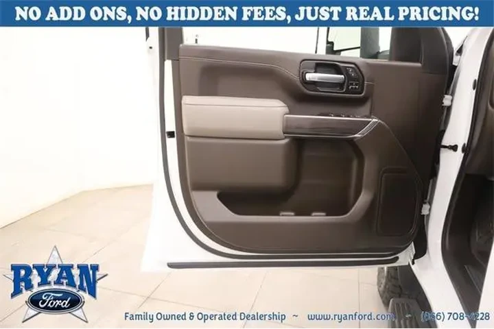 Chevrolet Silverado 2500HD 2 image 9