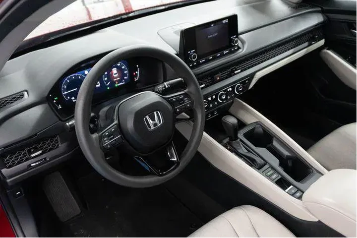 $28468 : Honda Accord 2024 EX 4dr Sed image 3