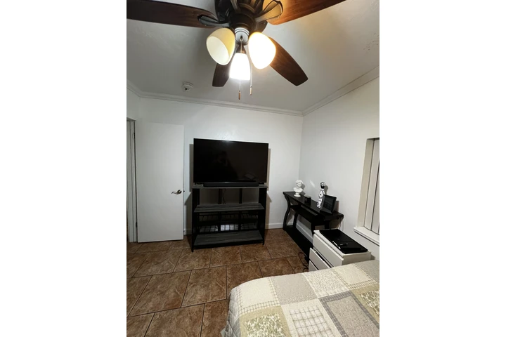 $1400 : Se renta habitación image 7