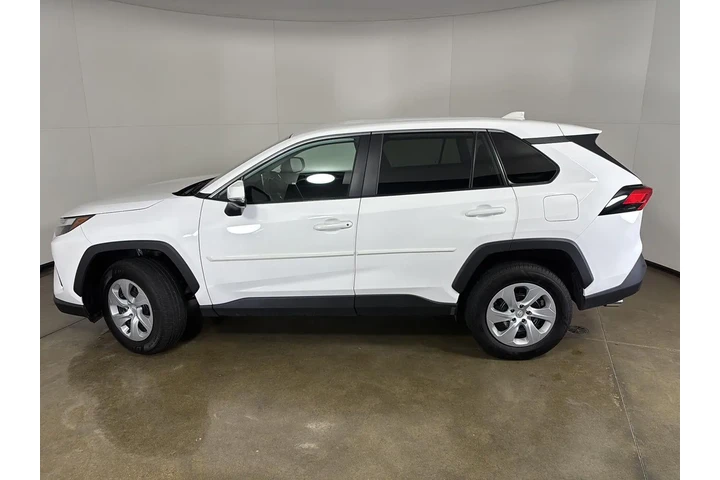 $31989 : Gold Certified 2024 RAV4 LE image 8