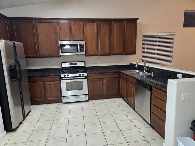 $1400 : Available In North Las Vegas image 5